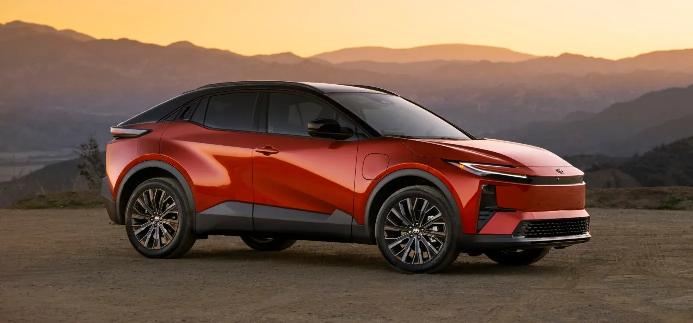 La Toyota C-HR+ presenta un piccolo problema negli Stati Uniti: la ricuperazione di energia può sovraccaricare la batteria, causando l’interruzione della trazione.