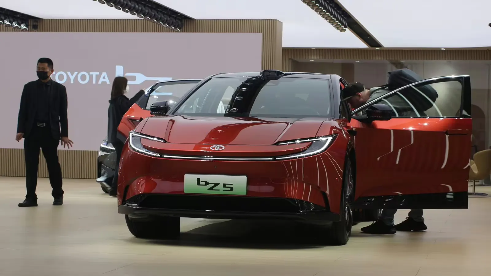 Vorderansicht eines roten Toyota bZ5 mit offenen Türen auf der Shanghai Auto Show im April 2025.