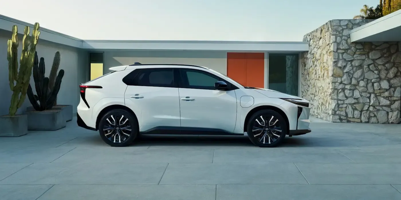 Nowe elektryczne SUV-y Toyoty zyskują popularność – w sierpniu sprzedano prawie 5 000 sztuk.