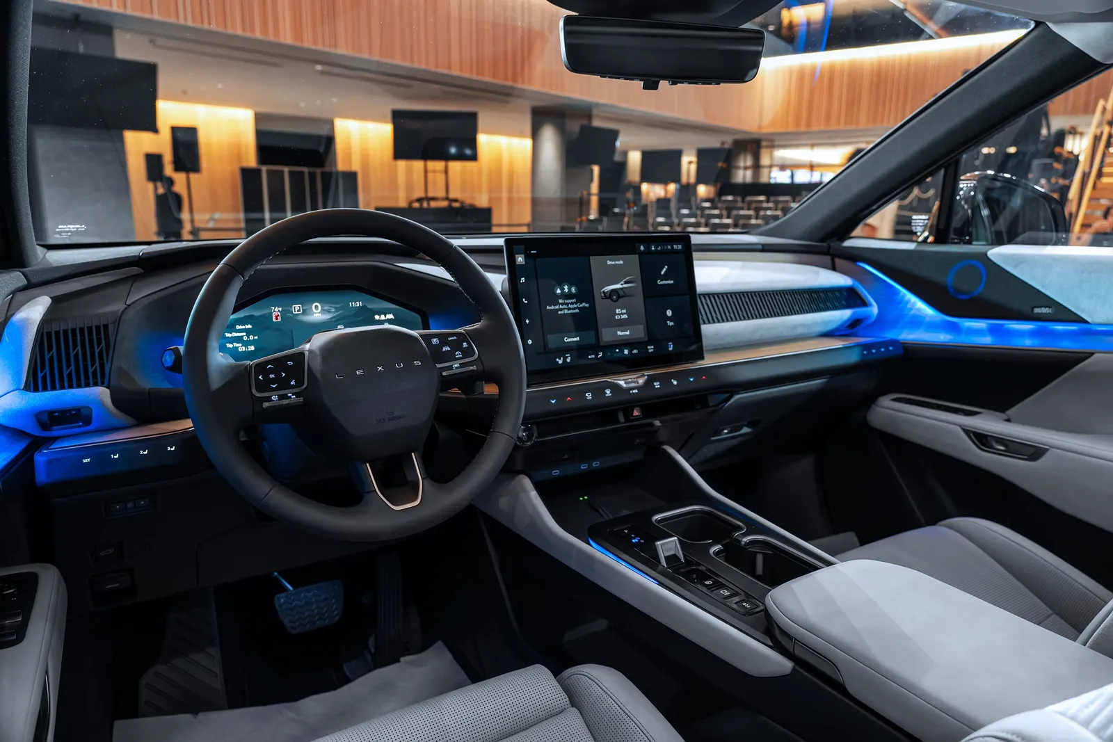 L’abitacolo del Lexus TZ
