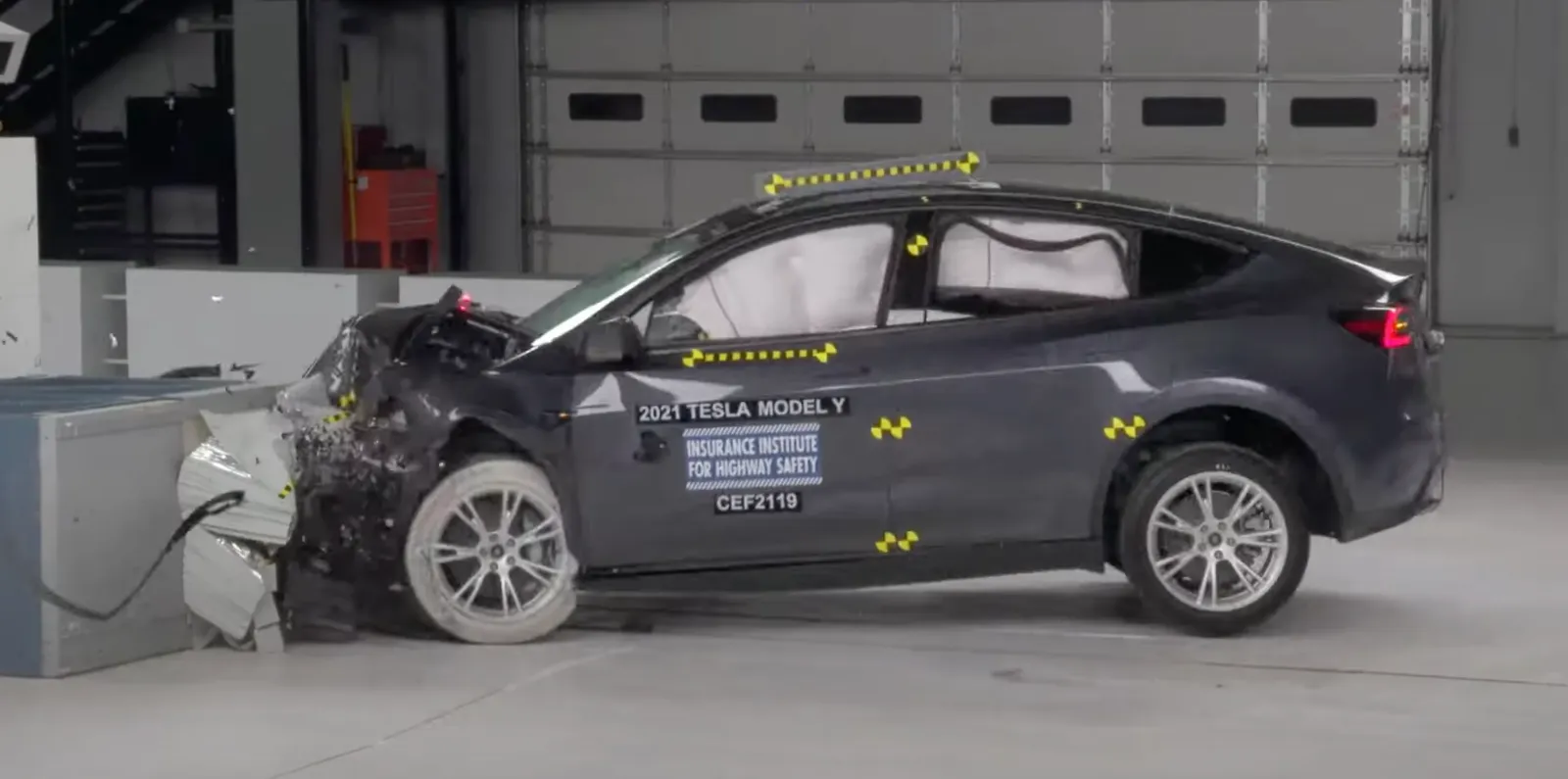 Tracking the fatal Tesla Autopilot and FSD crashes hidden in its data