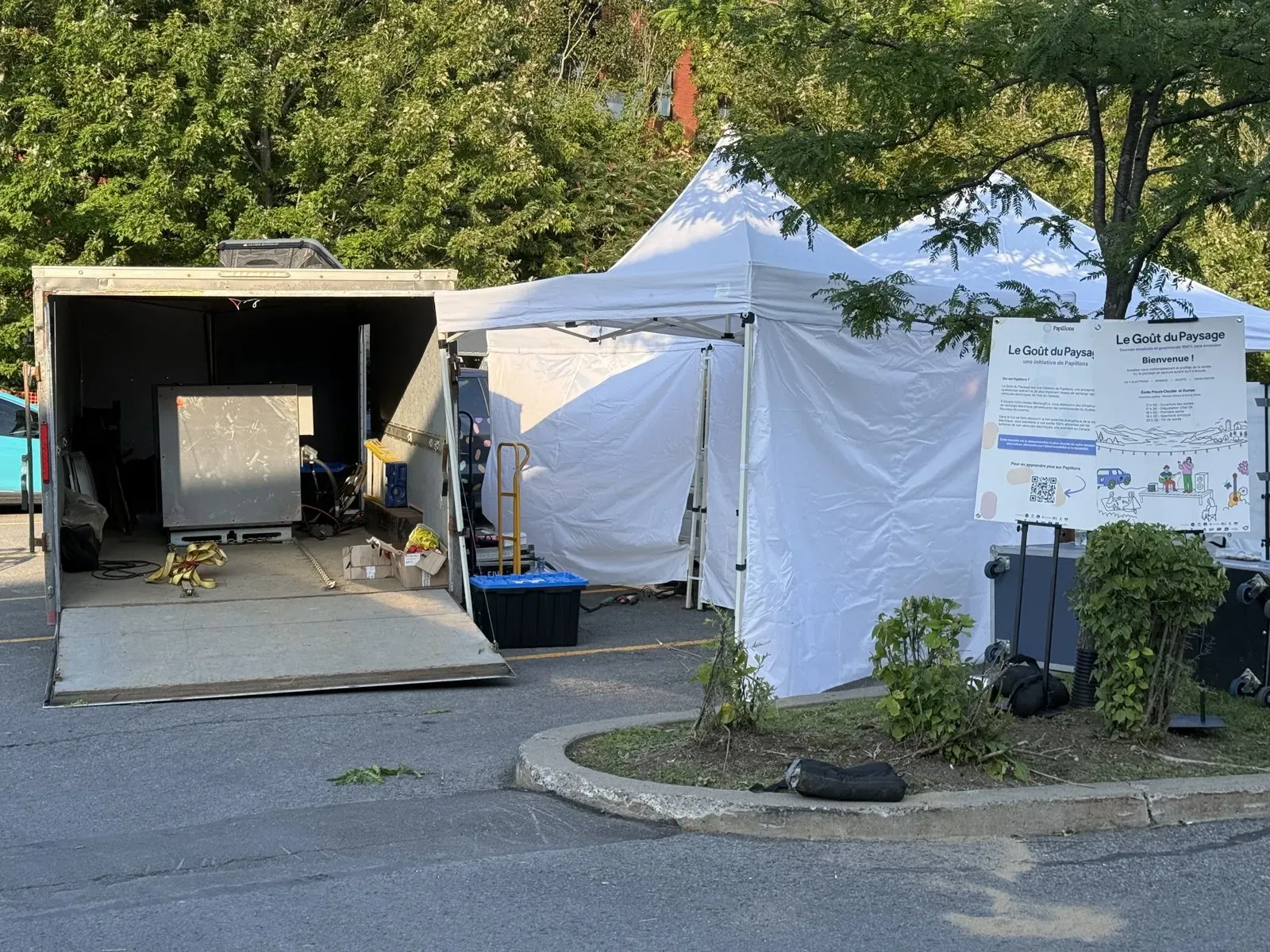 Trailer housing the 150 kWh mobile power plant next to the kitchen tent in a Saint-Henri parking lot