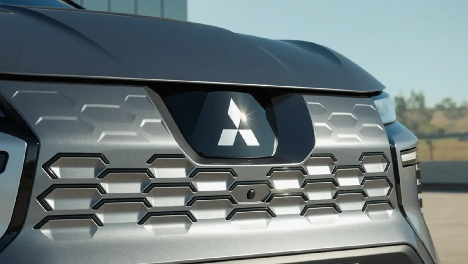 Un año después de su debut, el coche eléctrico de Mitsubishi, gemelo del Renault Scenic, se renueva y baja de precio en Europa