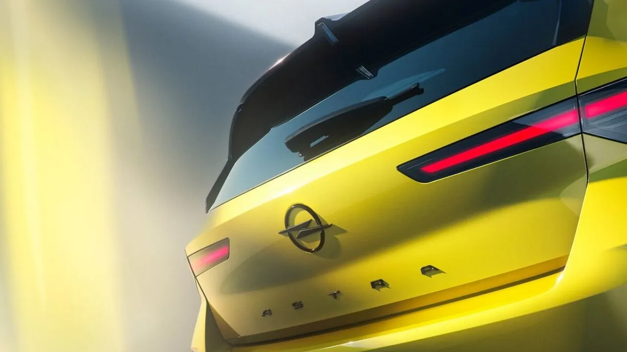Prima visione dell’ nuovo Opel Astra elettrico, che arriverà con un’autonomia aumentata