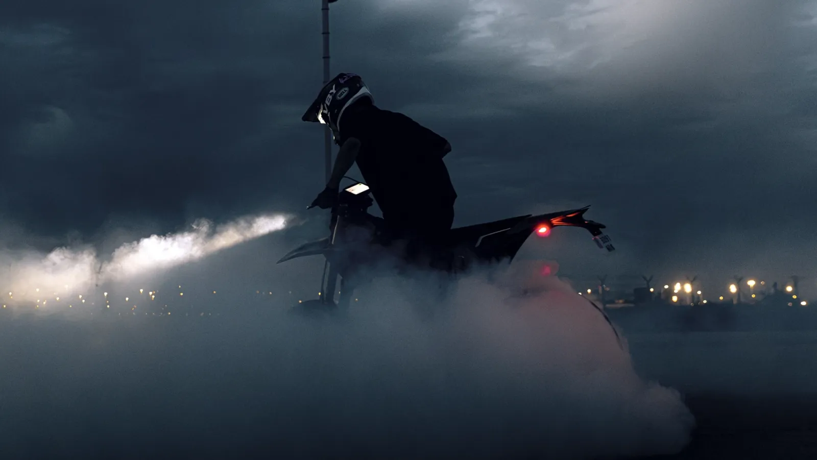 Uma motocicleta “escura” da marca espanhola de maior sucesso entre as “elétricas” chega ao mercado: esta edição especial com apenas 500 unidades