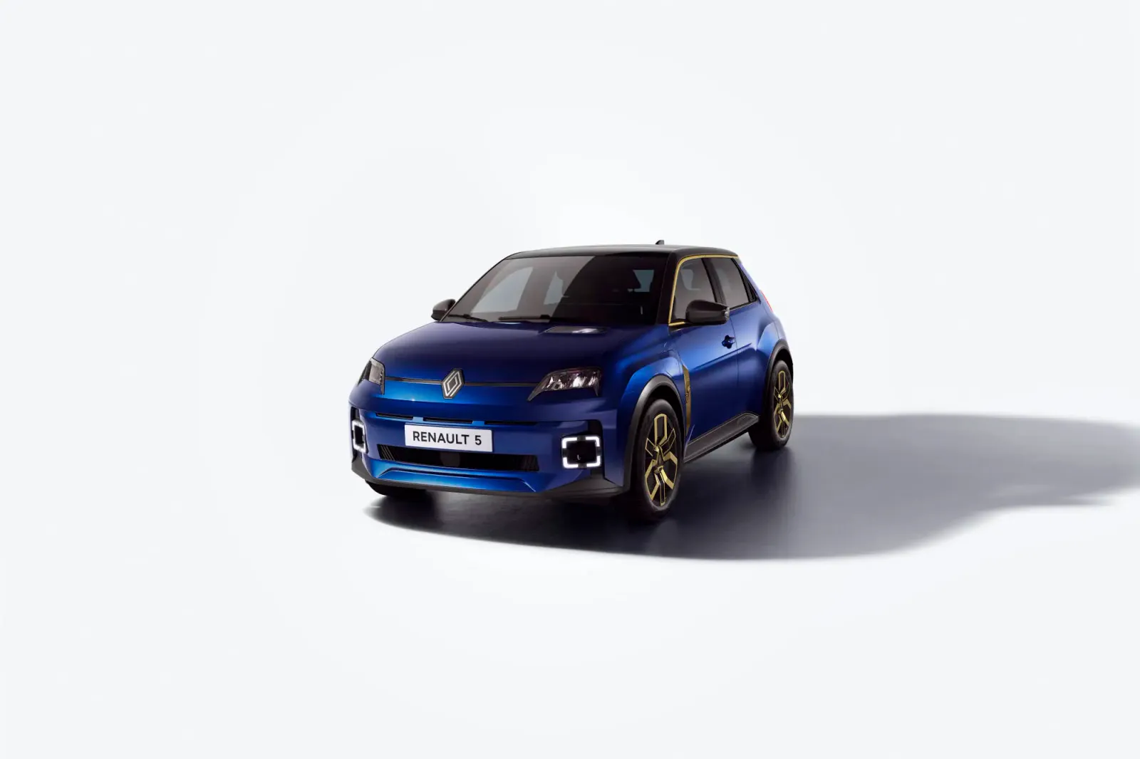 renault 5 atualizado em azul meia-noite com rodas douradas