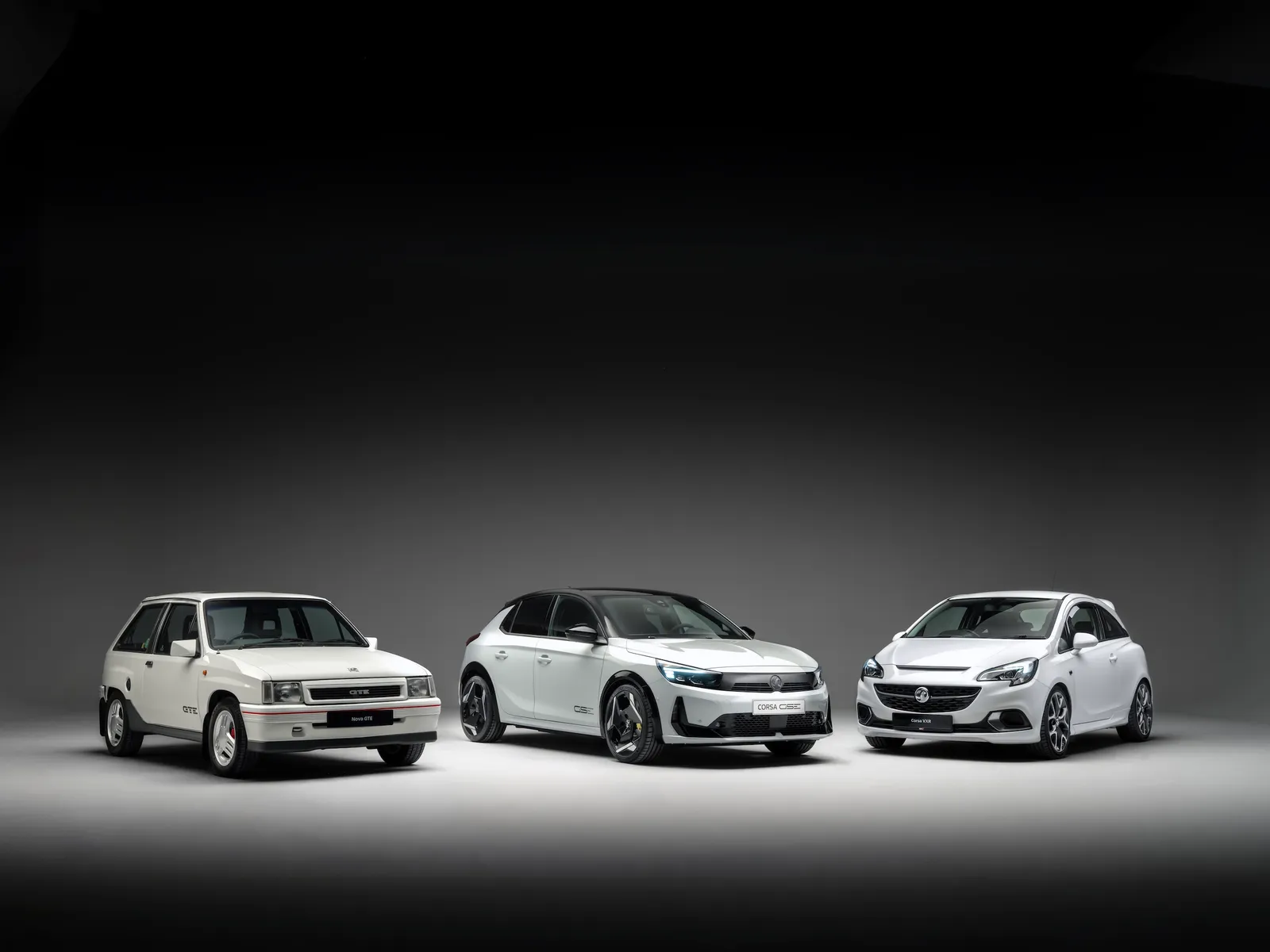 Foto di famiglia: Vauxhall Nova GTE (a sinistra); Vauxhall Corsa GSE (al centro); Vauxhall Corsa VXR (a destra)
