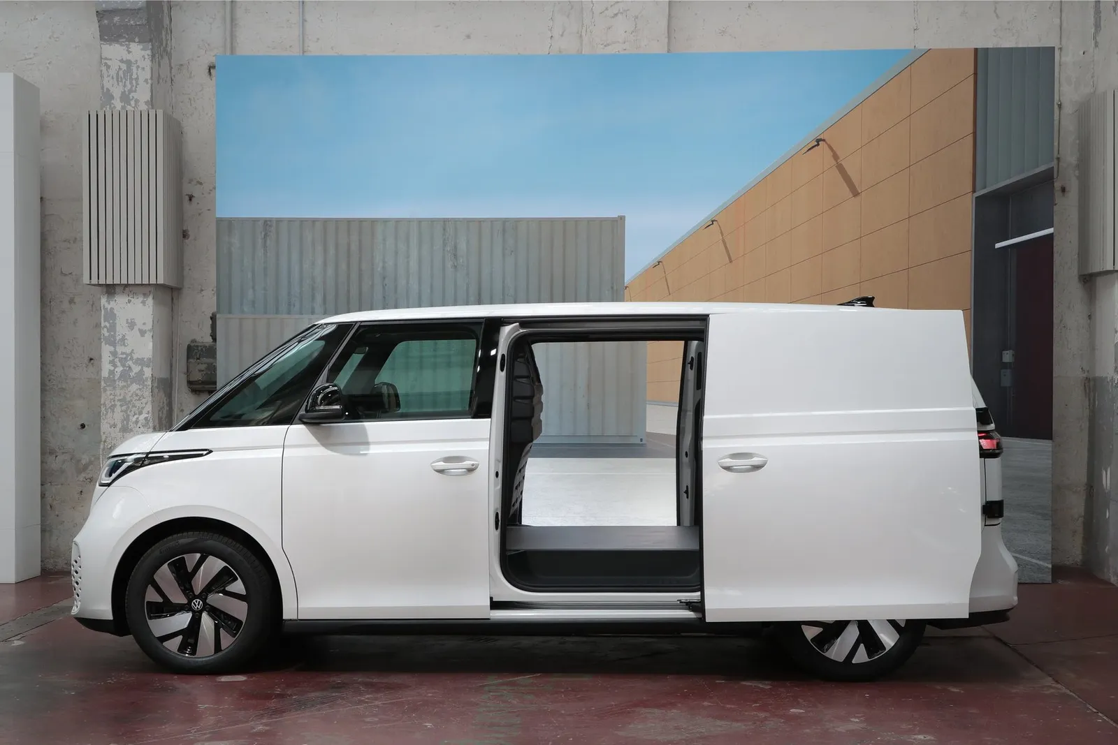 A Volkswagen lança a versão de entre-eixos alongado do ID. Buzz Cargo por 48.490 euros