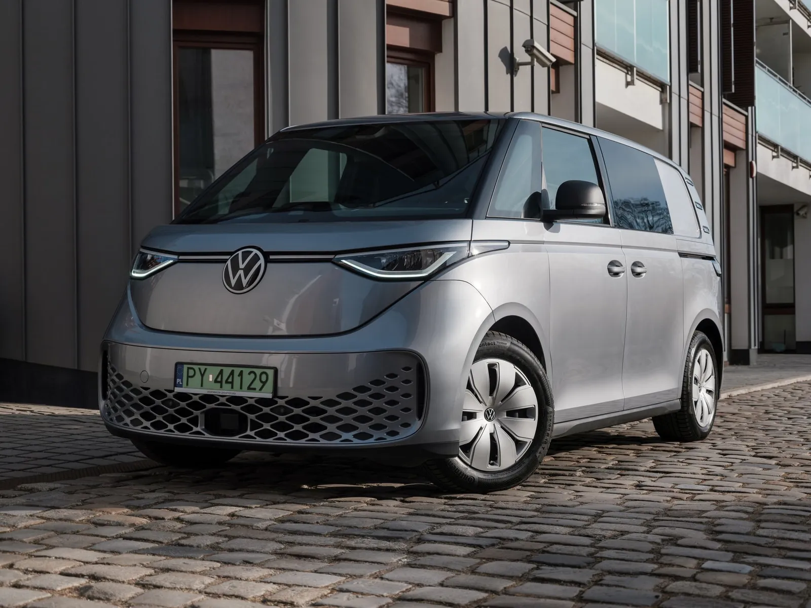 Volkswagen potrebbe chiudere quattro fabbriche in Germania. Tra queste ci sono impianti che producono veicoli elettrici - Foto ID.Buzz Cargo