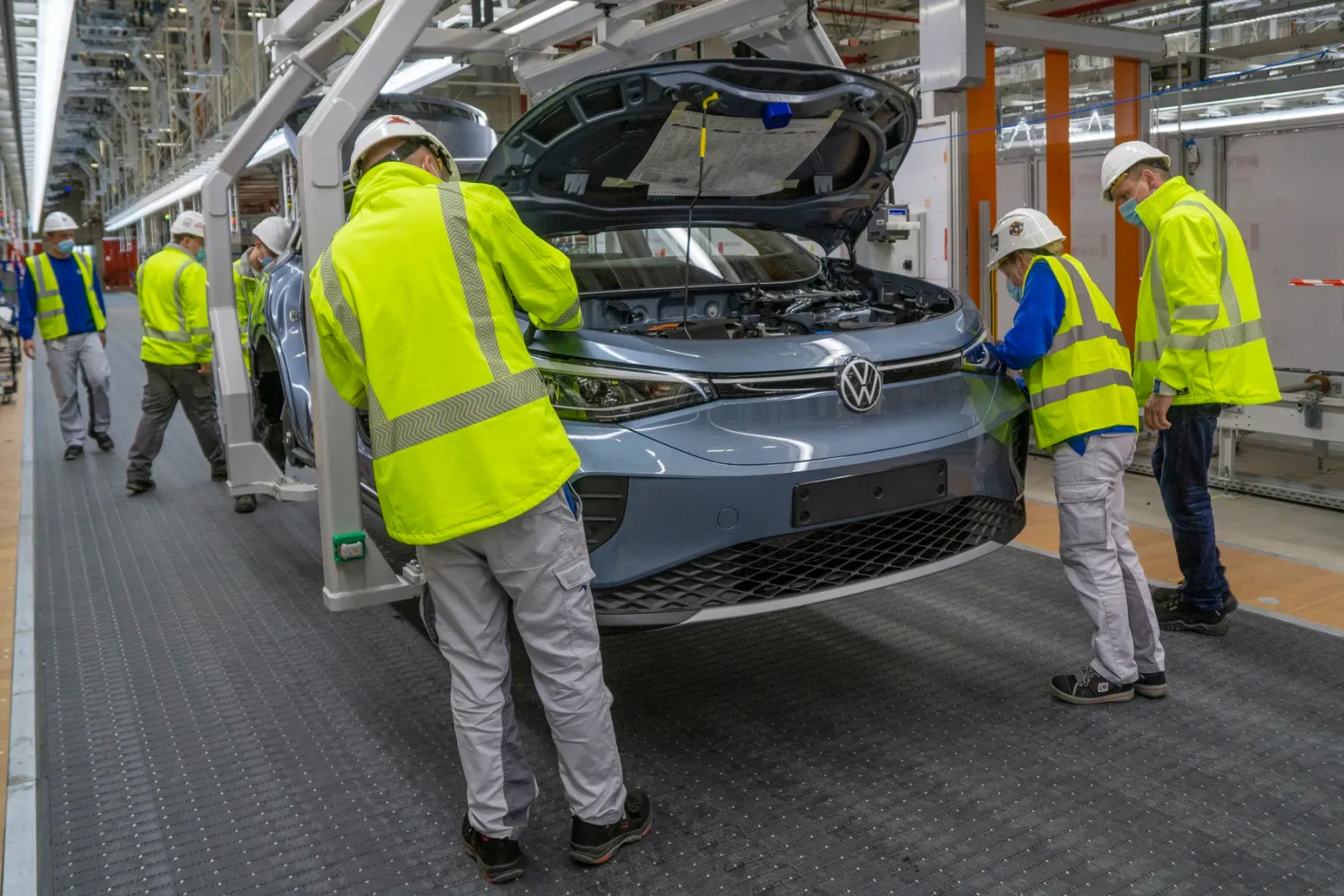 A Volkswagen, surpresa com o sucesso dos veículos elétricos, está reduzindo a produção de carros movidos a combustível. Será que todas as fábricas sobreviverão?