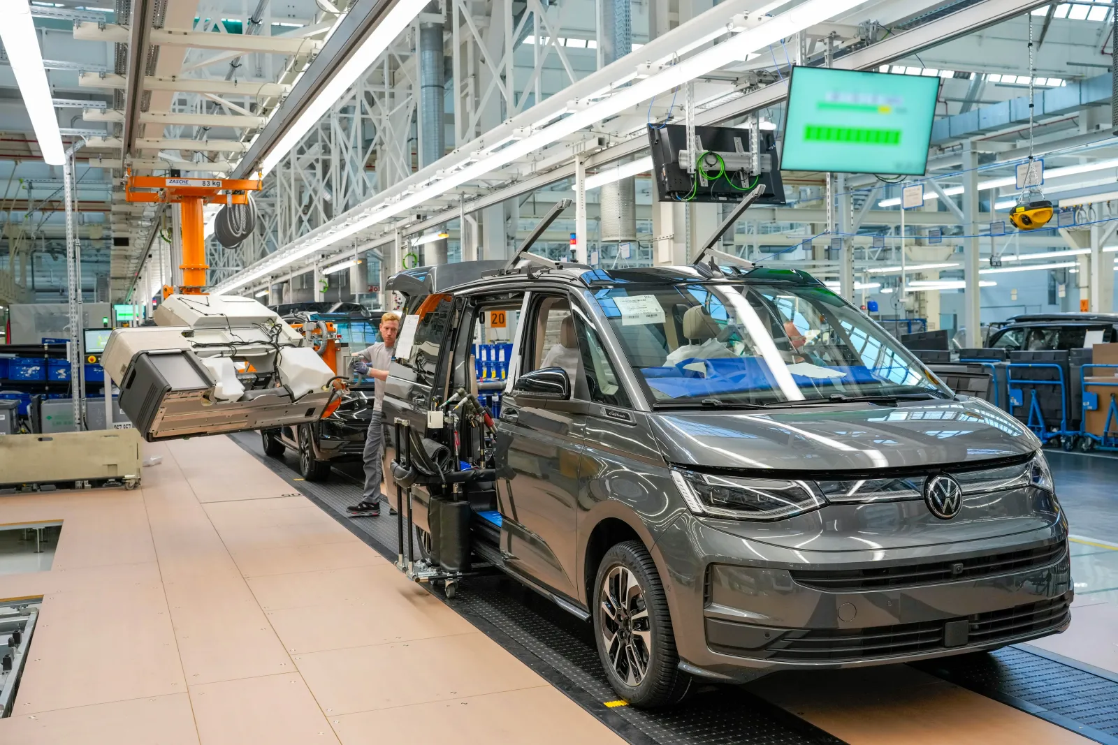 A Volkswagen surpreendida com o sucesso dos veículos elétricos reduz a produção de motores a combustão interna. Será que todas as fábricas sobreviverão? - 2026 09 multivancalipa produktion 3