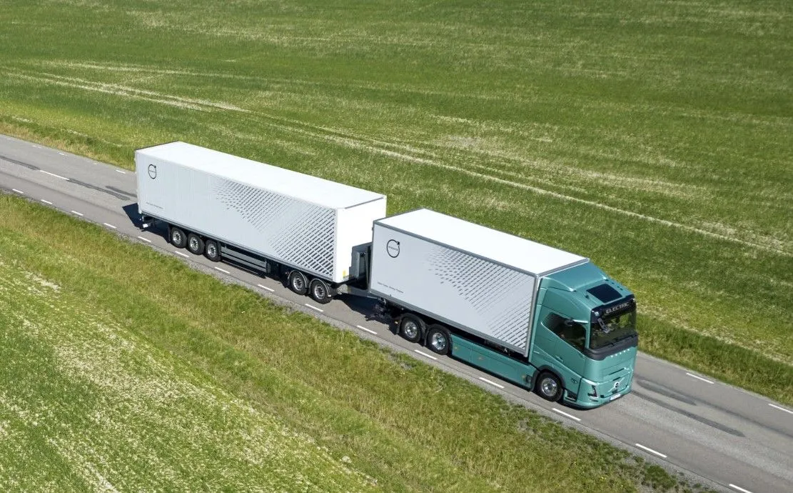 Volvo empieza a fabricar su camión eléctrico de 80 toneladas: hasta 420 km de autonomía carga a 680 kW
