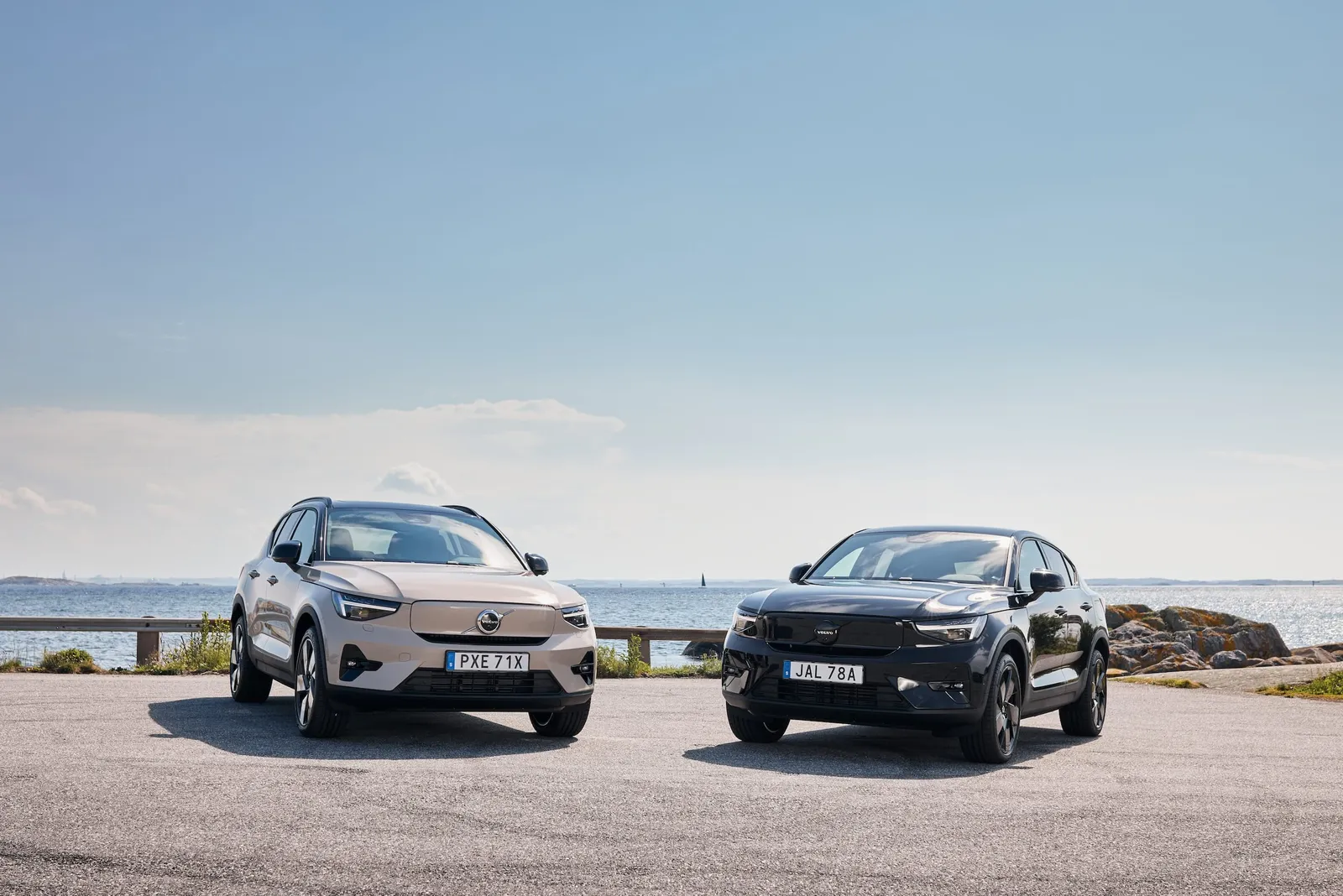 Volvo ha rinnovato la serie 40: l’EX40, a partire da 211.900 zł, è dotato di Matrix LED e di un nuovo pacchetto ADAS.