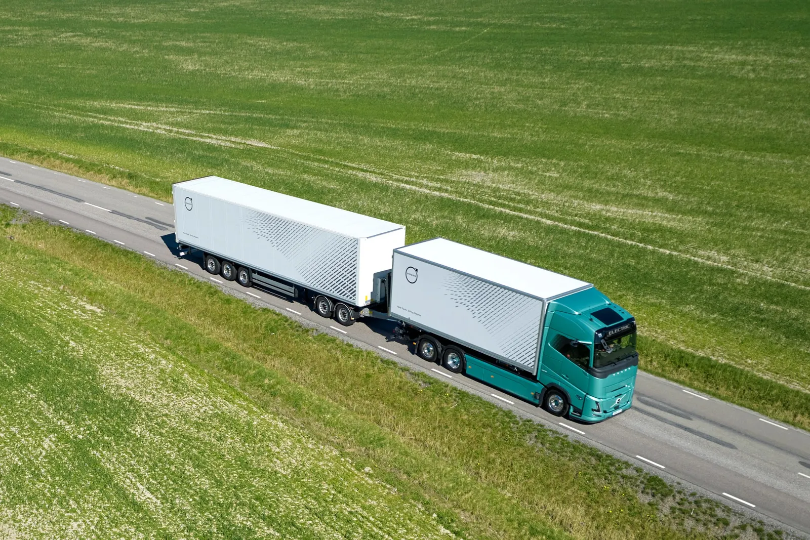 Volvo Trucks startet Produktion des FH Aero Electric und zeigt 80-Tonner