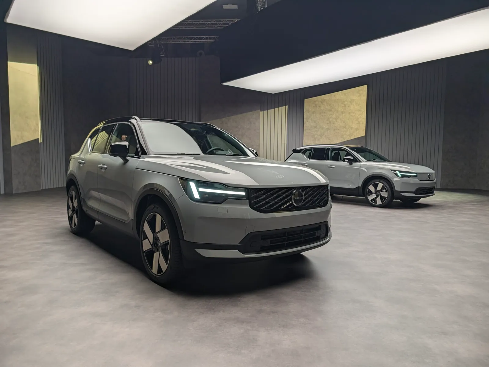 Volvo Updates the XC40 & EX40 with Longer Range and Updated Aesthetics