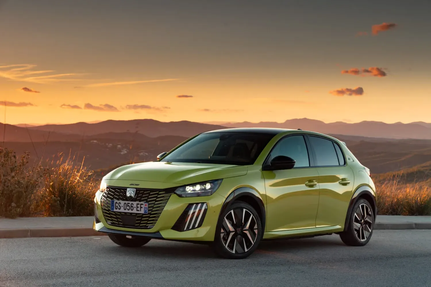 Peugeot e-208 elétrica, carro urbano com design esportivo e painel de controle 3D
