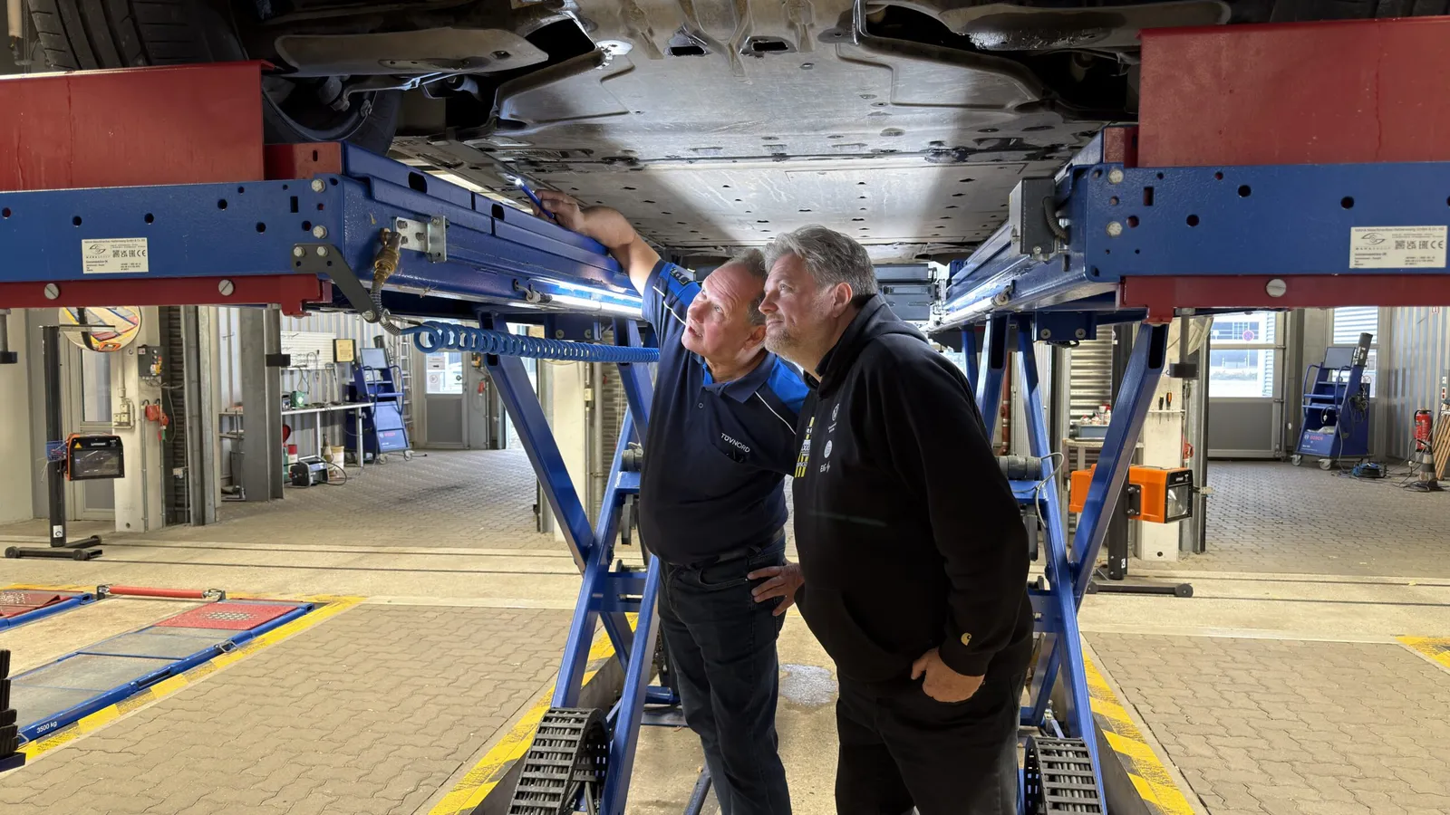 Image 2: VW ID. Buzz von Rainer Zietlow bei TÜV Nord nach einer mehr als 92.000 Kilometer langen Weltumrundung durch 92 Länder.