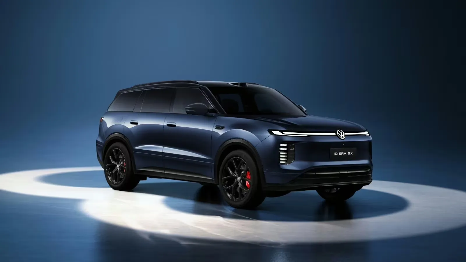 SUV Volkswagen ID. ERA 8X de cor azul, visto de um ângulo traseiro superior, com teto preto, rodas pretas e pinças de freio vermelhas.
