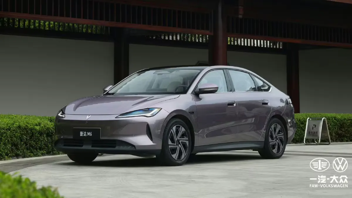 Sedã elétrico Jetta M6 roxo visto de um ângulo traseiro frontal do lado de fora de um prédio em estilo chinês tradicional.