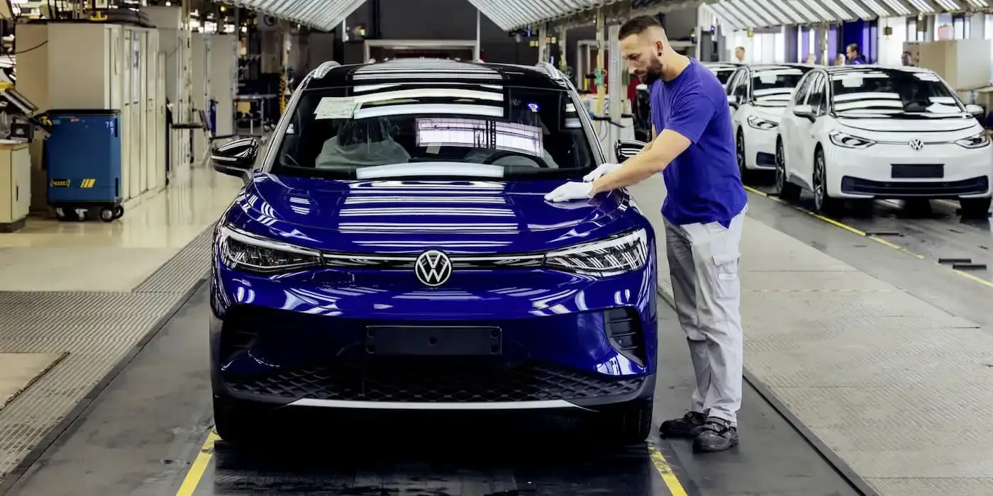 VW ridurrà 100.000 posti di lavoro e potrebbe interrompere la produzione di veicoli elettrici in 4 stabilimenti