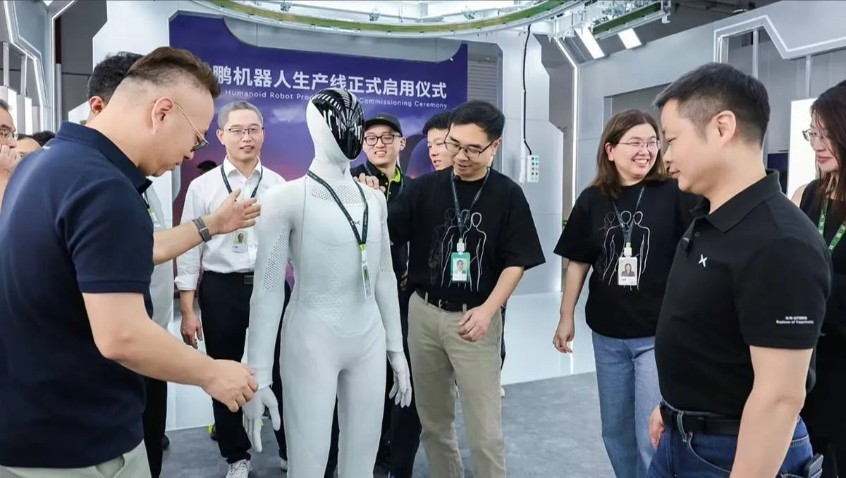 XPeng inizia a produrre il suo robot umanoide IRON: esce camminando dalla linea di produzione