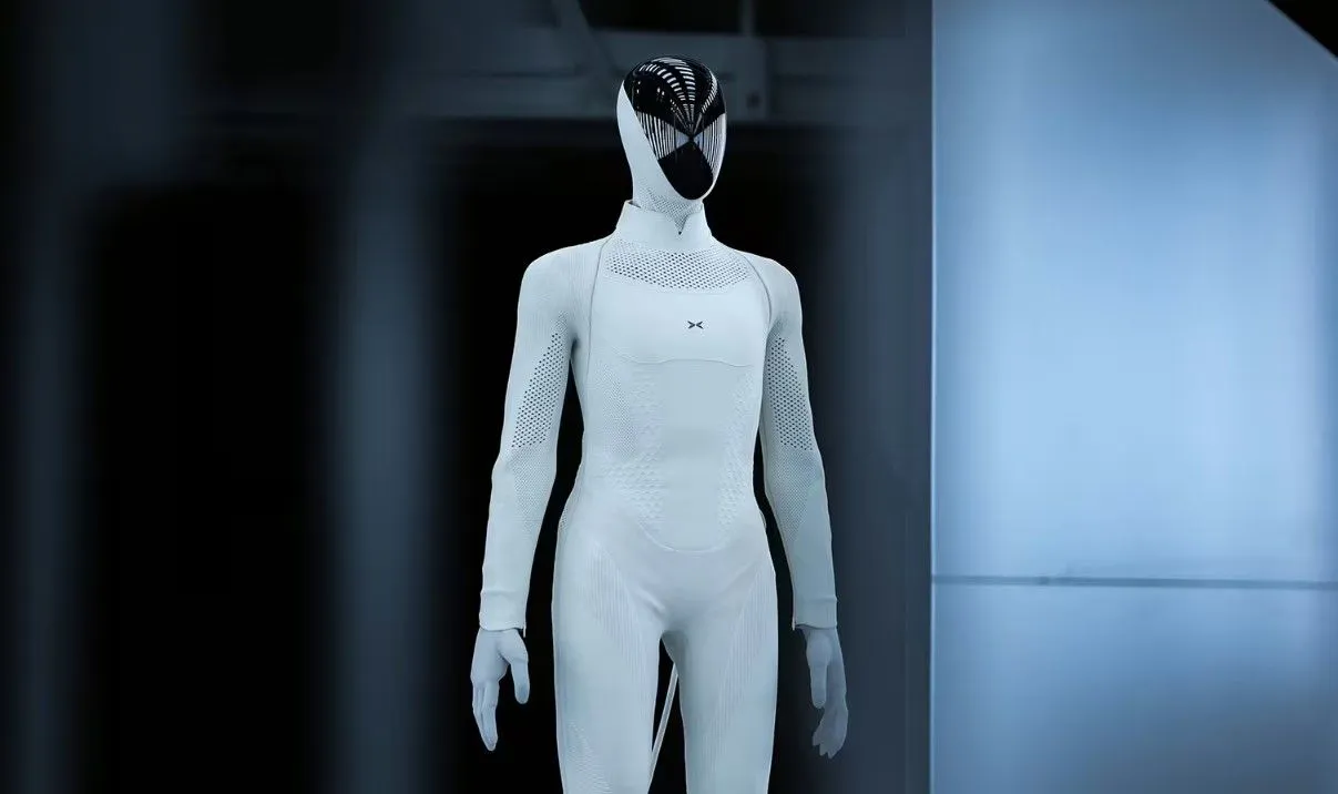 XPeng inizia a produrre il suo robot umanoide IRON: esce camminando dalla linea di produzione