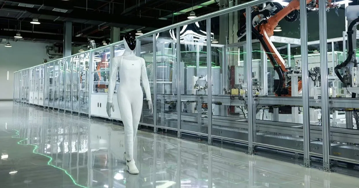 XPeng inizia a produrre il suo robot umanoide IRON: esce camminando dalla linea di produzione