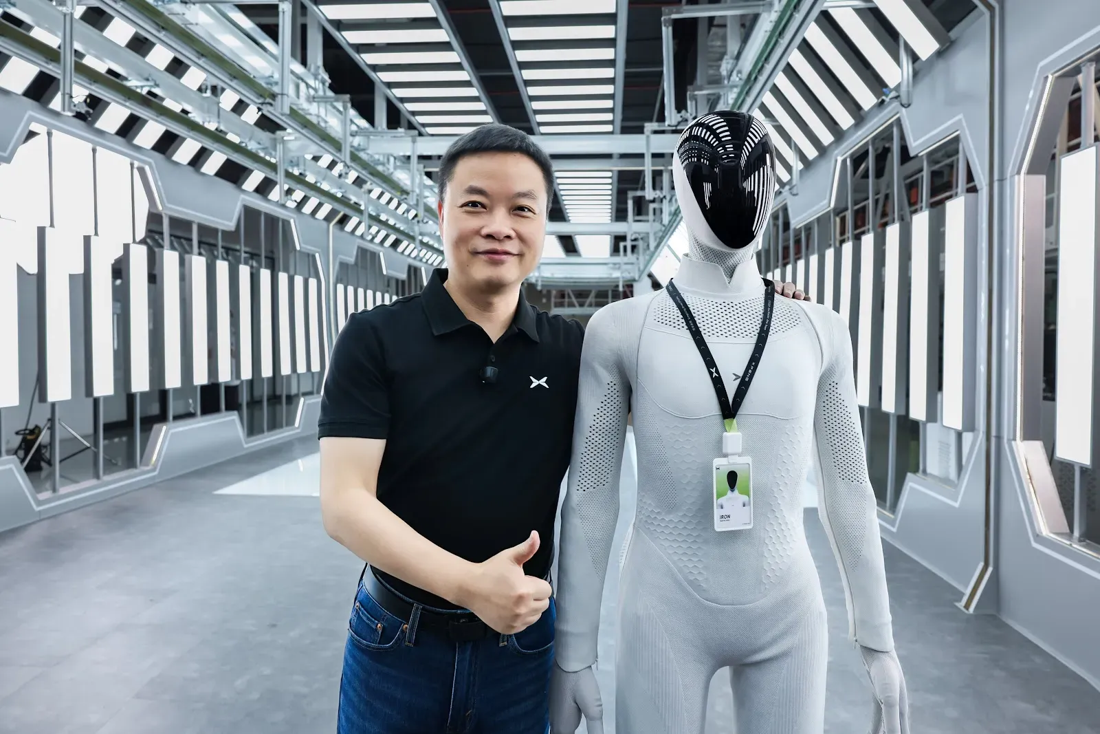 He Xiaopeng in piedi accanto al robot umanoide IRON di XPeng