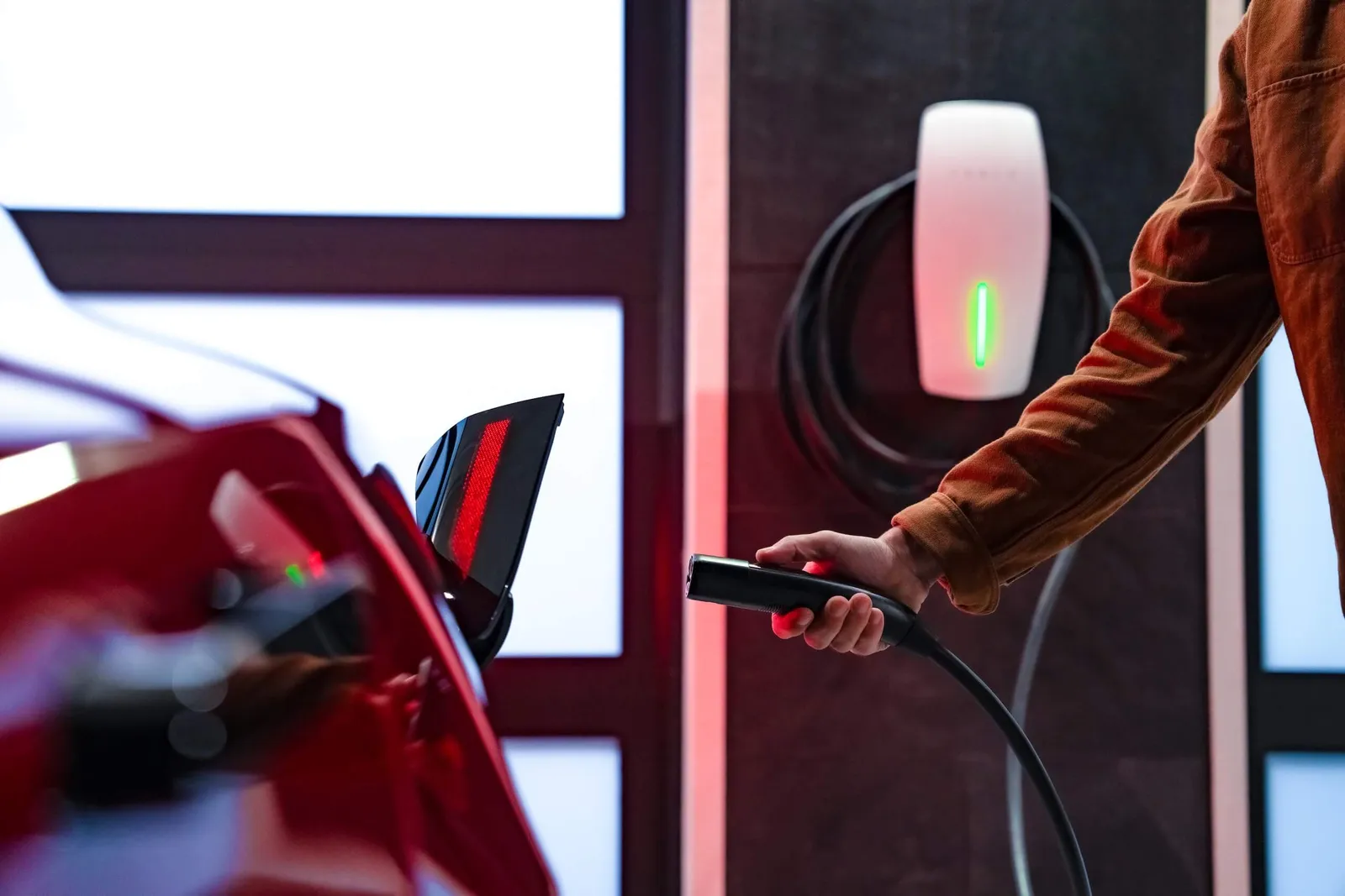 Quanto custa percorrer 100 km de carro elétrico em 2025? Como é o custo de carregar um carro elétrico? As diferenças são enormes.