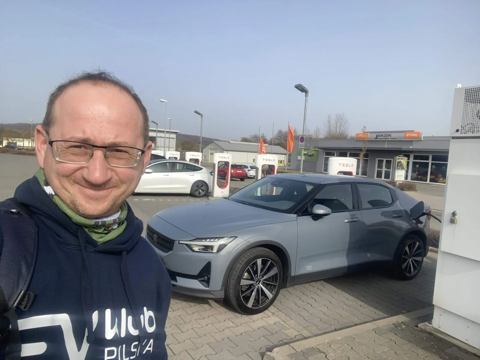 Gwiazda Polarna 2, ou seja, o fastback de alto desempenho sueco-chinês Polestar 2 percorrendo 1000 km