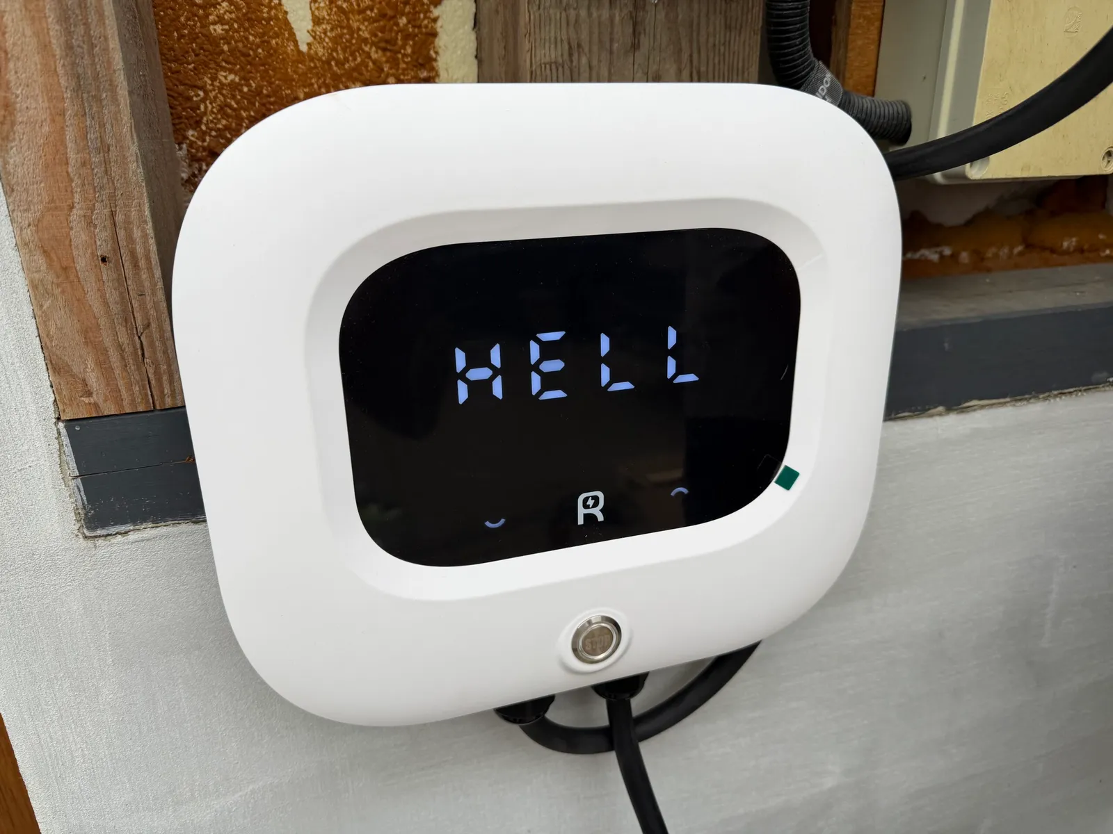 Wallbox Rheidon WB500 – everything needed to charge a car [test]