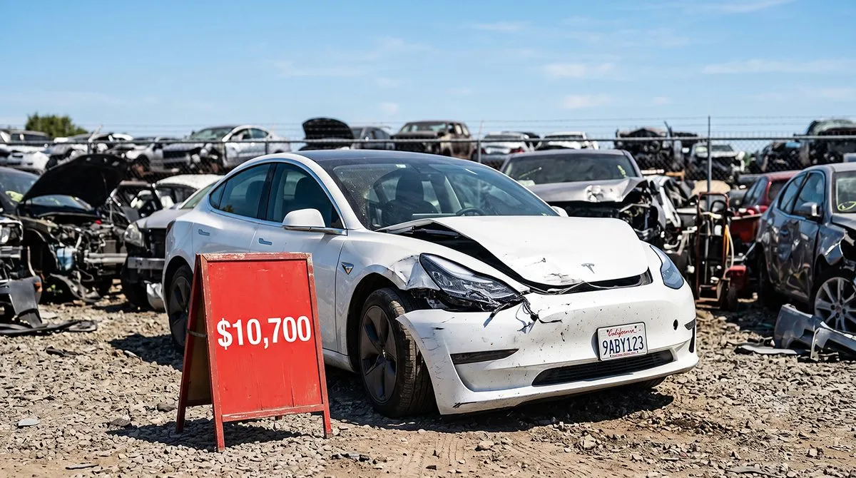 Поврежденные Tesla продаются по высоким ценам на восстановление.