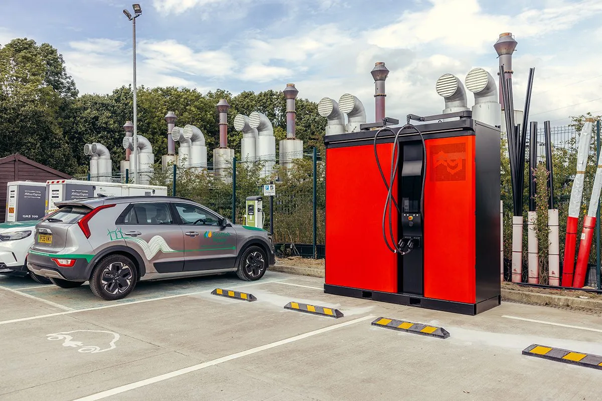 Technologia ładowania z integracją baterii PowerUp firmy TUAL zapewnia ciągłą pracę kluczowych dla misji samochodów elektrycznych użytkowanych w Wielkiej Brytanii.